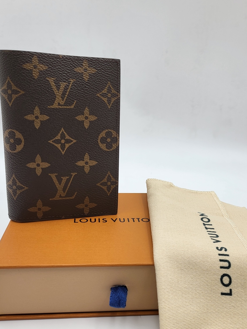 Louis Vuitton Monogram Passport Cover, Microchiped !!! Full Enclosure...
